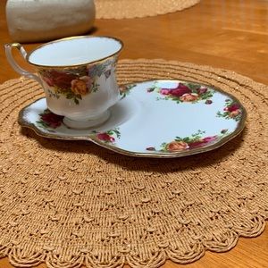 Old Country Roses Royal Albert LTD 1962 Bone China-England, Cup w/Snack Plate
